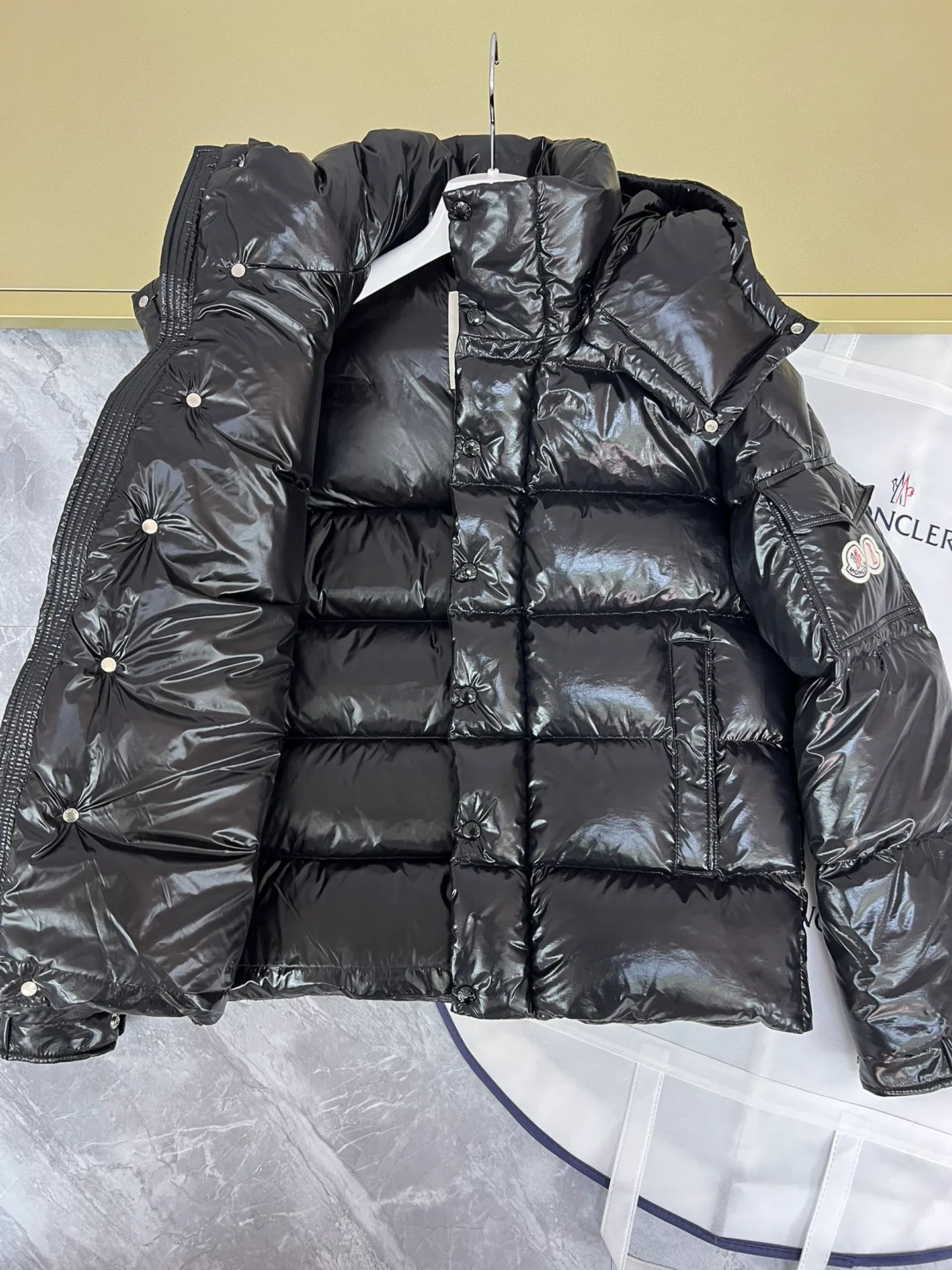 P390 Moncler/ 2026 70 、 。 DNA ， ， 。 Classic ， 、 。 Classic 70 。 Quality， 90 ，Premium Quality ， ，Black ！ Sizes M-3XL